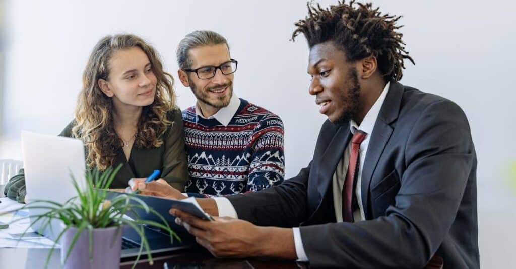 découvrez comment un conseiller en investissement peut vous aider à optimiser votre portefeuille et atteindre vos objectifs financiers. profitez de conseils personnalisés et d'une expertise pour naviguer sur les marchés. investissez en toute confiance.