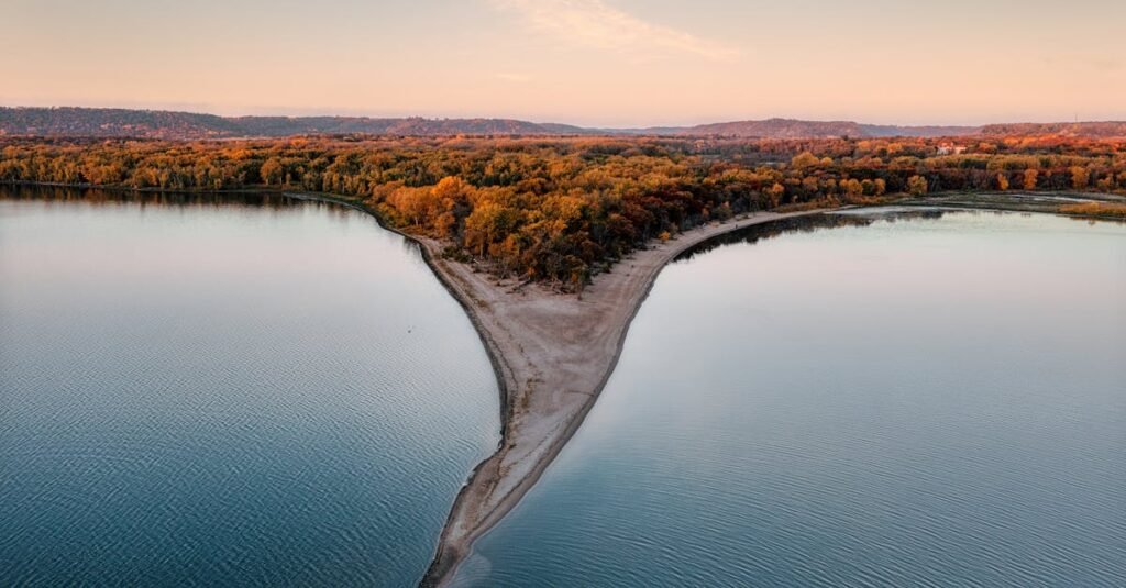 découvrez les etfs sur l'eau, une option d'investissement durable qui vous permet de participer à la gestion des ressources hydriques tout en diversifiant votre portefeuille. ces fonds offrent une exposition aux entreprises impliquées dans le secteur de l'eau, stimulant à la fois la croissance financière et la responsabilité environnementale.