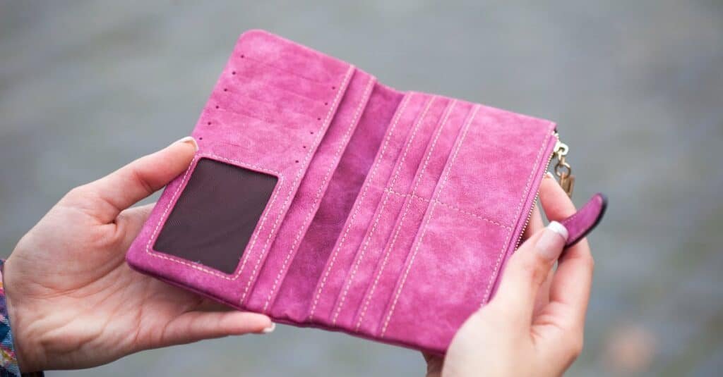 découvrez notre sélection de wallets élégants et pratiques, conçus pour allier style et fonctionnalité. parfait pour organiser vos cartes, billets et pièces de manière sécurisée tout en ajoutant une touche de sophistication à votre look.