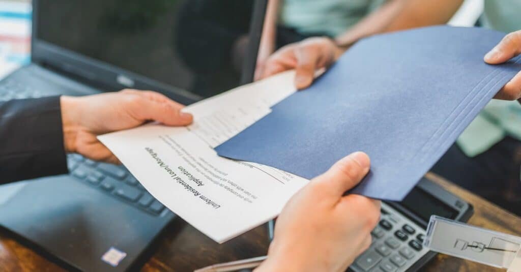 découvrez notre guide complet sur le contrat de réservation immobilière. apprenez à sécuriser votre achat immobilier avec des conseils pratiques et des informations clés sur les obligations et droits des parties impliquées. assurez-vous que votre investissement soit protégé dès le départ.